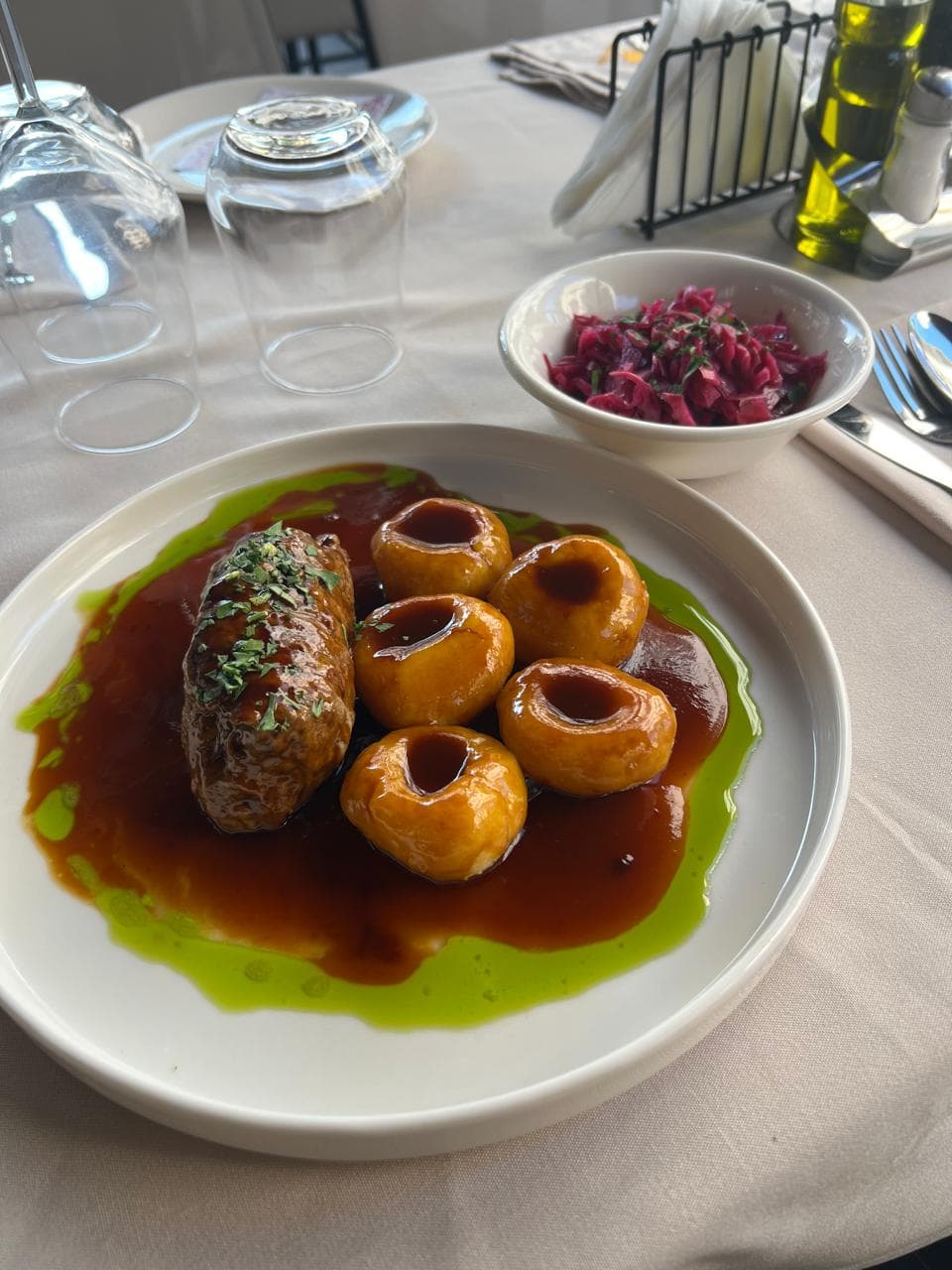 Beef roulade with Silesian dumplings and red cabbage