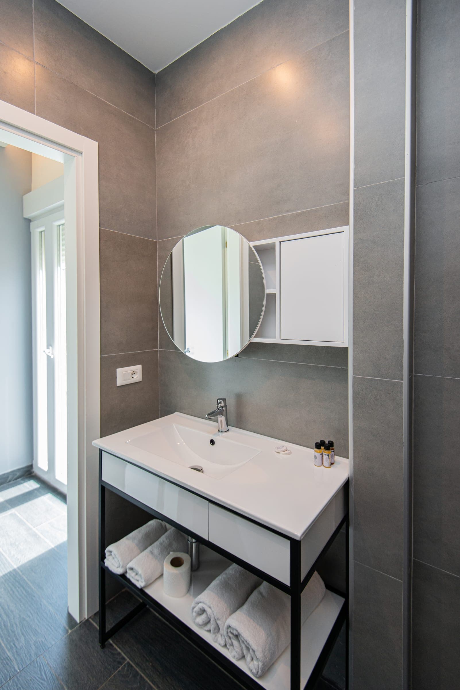 Deluxe Double Room bathroom with a washbasin and towels