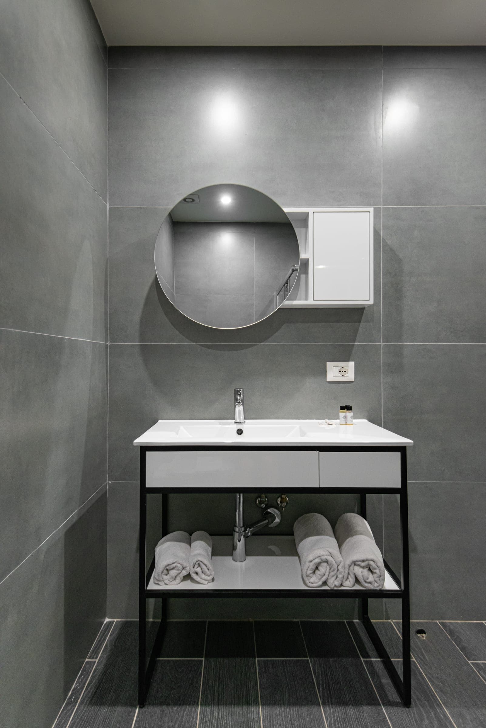Queen Room bathroom with a washbasin and towels